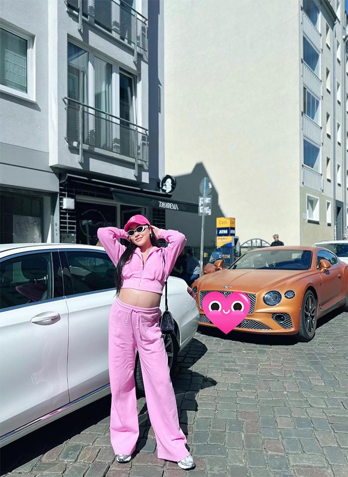 Mới đây trên trang cá nhân, Quỳnh Thư khoe loạt ảnh bụng bầu sắp đến ngày sinh. Cô viết trên trang cá nhân: "Chắc có lẽ cảm giác hồi hộp nhất cuộc đời mình là mong chờ nhìn mặt đứa con sắp chào đời… Không biết ông trời vẽ gương mặt con ra sao? Hy vọng lần này ông trời vẫn thương mình". (Ảnh: FB Quỳnh Thư)