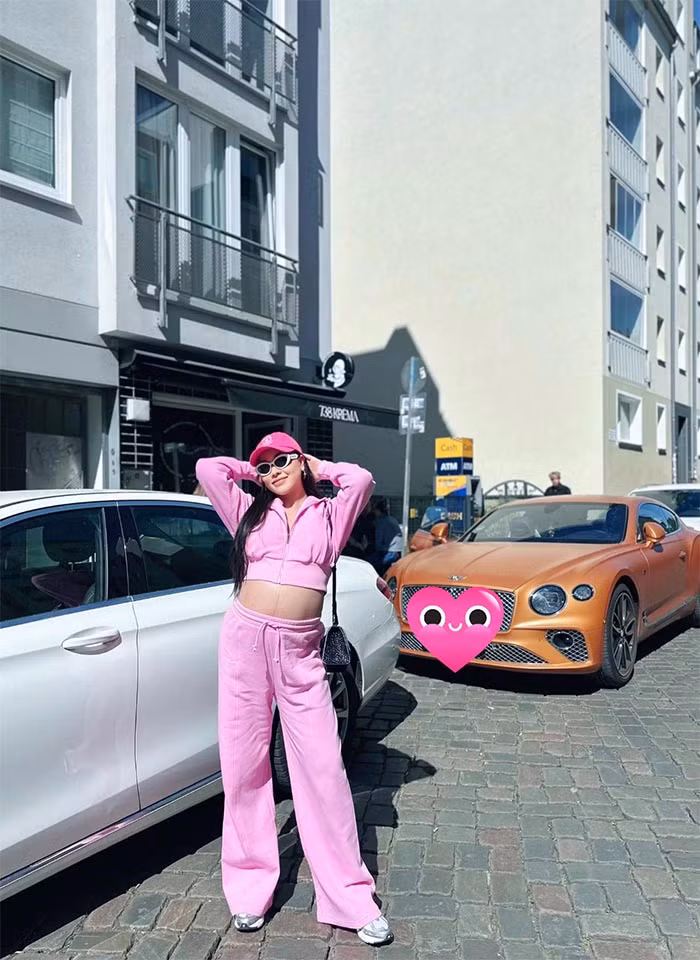 Mới đây trên trang cá nhân, Quỳnh Thư khoe loạt ảnh bụng bầu sắp đến ngày sinh. Cô viết trên trang cá nhân: "Chắc có lẽ cảm giác hồi hộp nhất cuộc đời mình là mong chờ nhìn mặt đứa con sắp chào đời… Không biết ông trời vẽ gương mặt con ra sao? Hy vọng lần này ông trời vẫn thương mình". (Ảnh: FB Quỳnh Thư)