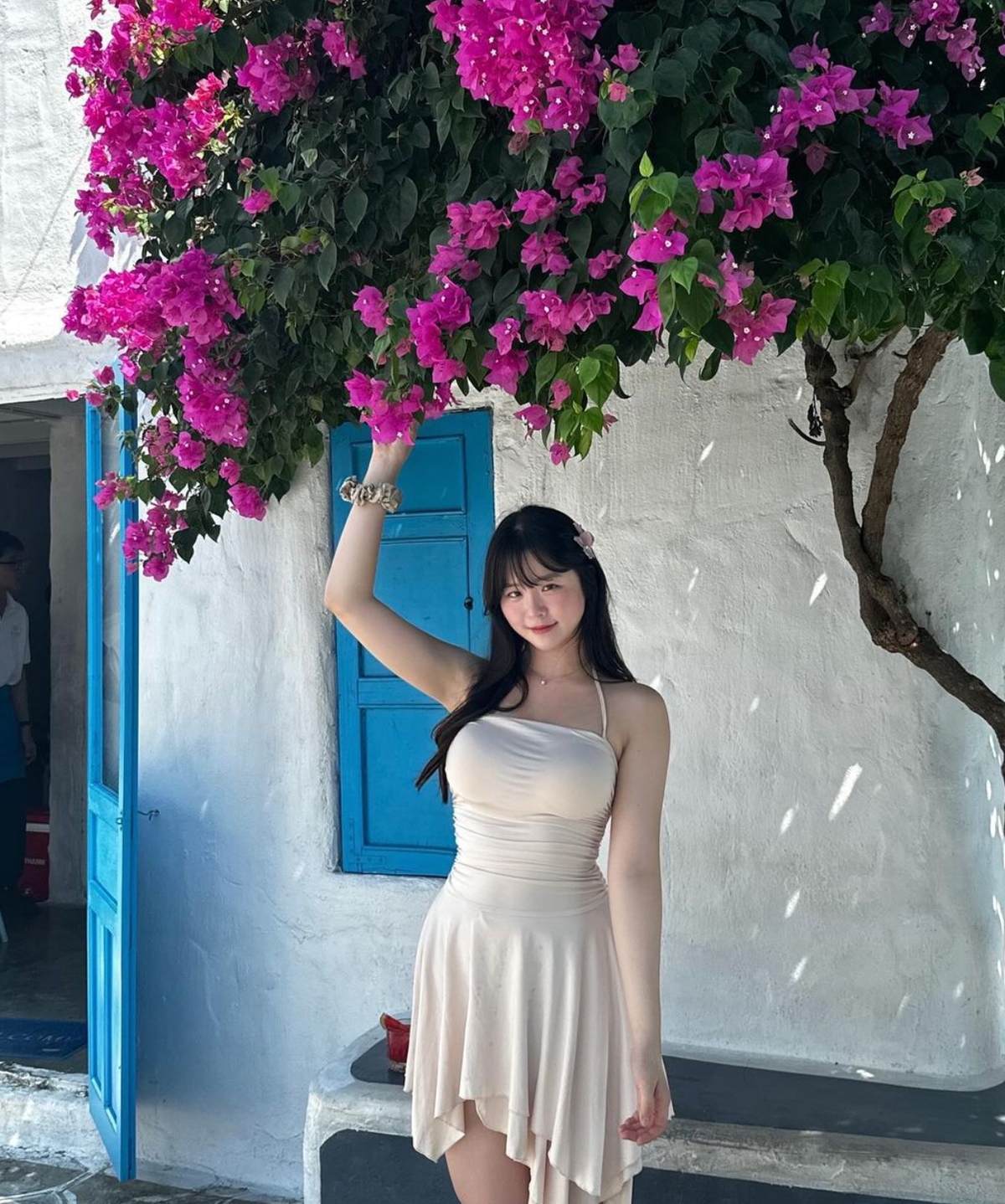 Cô thường kết hợp những chiếc áo này với chân váy ngắn hoặc quần jeans ôm, tạo nên những bộ trang phục vừa trẻ trung vừa hiện đại. Ảnh: IG yumei