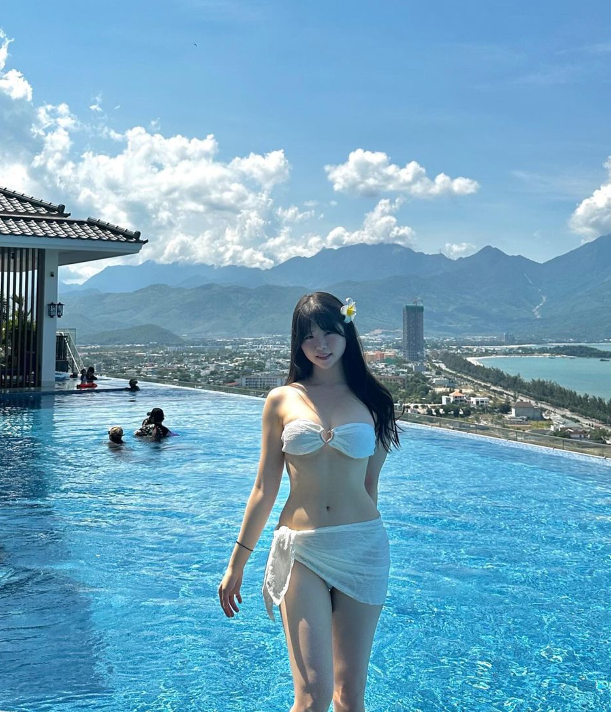Những khoảnh khắc diện bikini gợi cảm của cô nàng cũng thu hút không kém. Ảnh: IG yumei