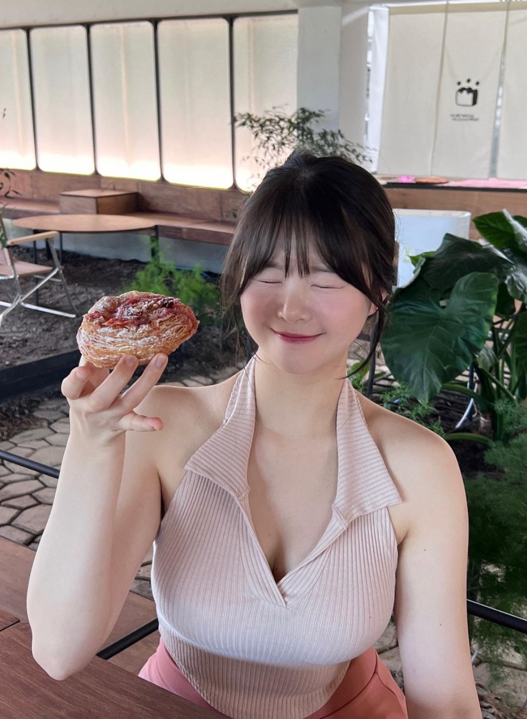 Hot girl gợi cảm xứ Hàn không chỉ dừng lại ở việc khoe vòng 1 khủng mà còn mang đến cảm giác tự tin và quyến rũ. Ảnh: IG yumei