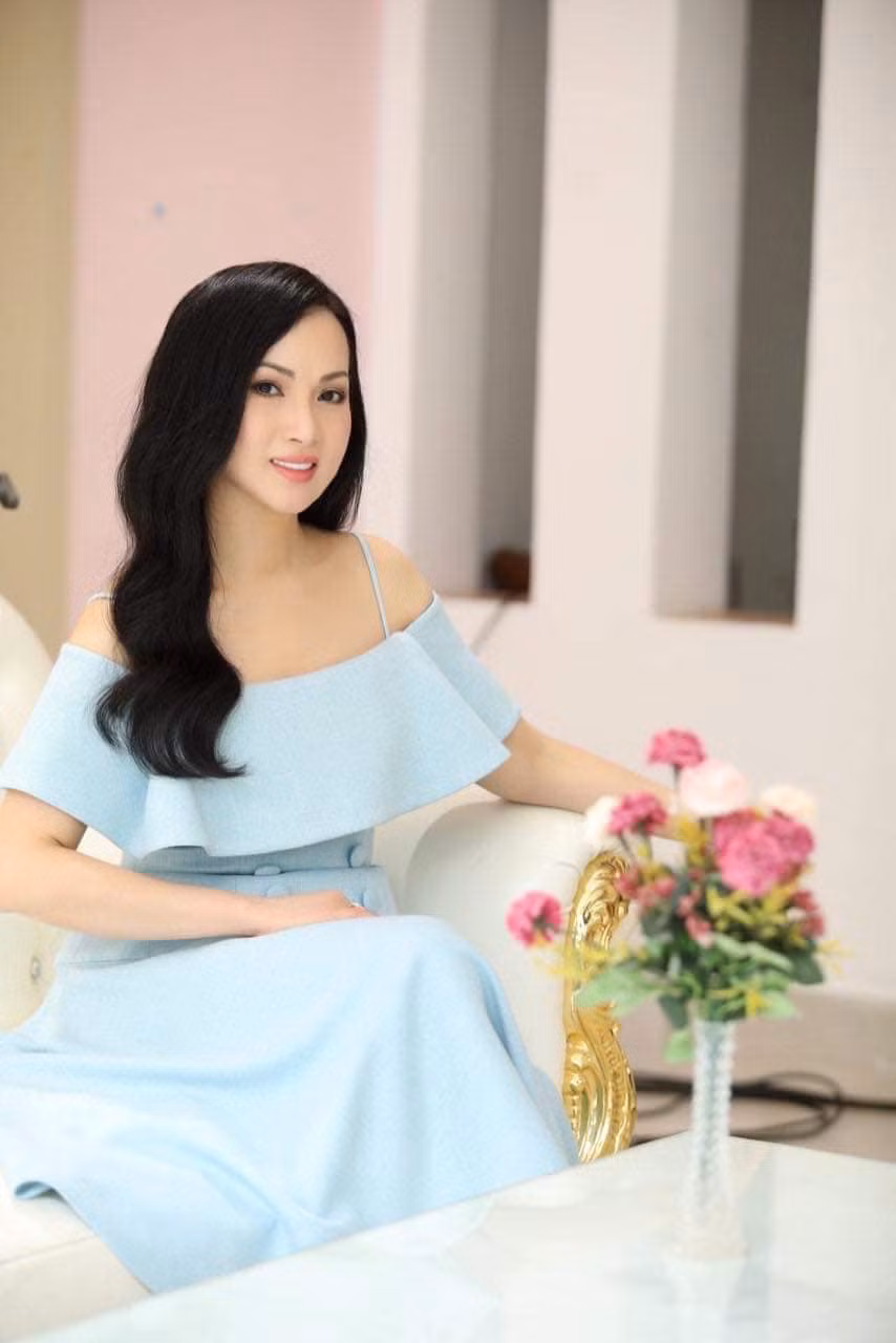 Không chỉ sở hữu nhan sắc trẻ trung, Hà Phương còn có một cuộc sống hôn nhân hạnh phúc bên cạnh người chồng doanh nhân giàu có. Ảnh: FB Ha Phuong official