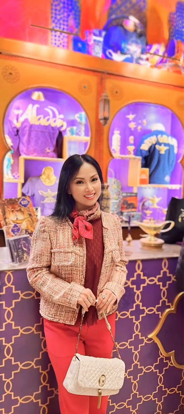 Ca sĩ Hà Phương sinh năm 1972, sở hữu vẻ đẹp đằm thắm cùng giọng ca ngọt ngào. Cô được mến mộ khi thể hiện những bài dân ca, trữ tình, đặc biệt là bài Hoa cau vườn trầu. Ảnh: FB Ha Phuong official