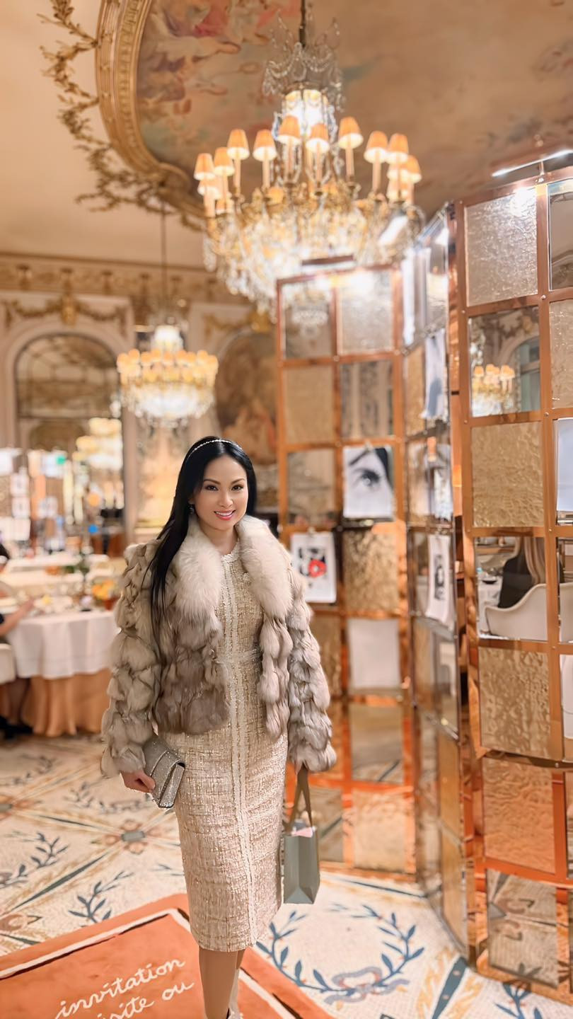 Bên cạnh giọng hát ngọt ngào, vẻ đẹp dịu dàng, em gái Cẩm Ly còn khiến công chúng ngạc nhiên hơn với nhan sắc trẻ trung không tuổi của cô. Ảnh: FB Ha Phuong official