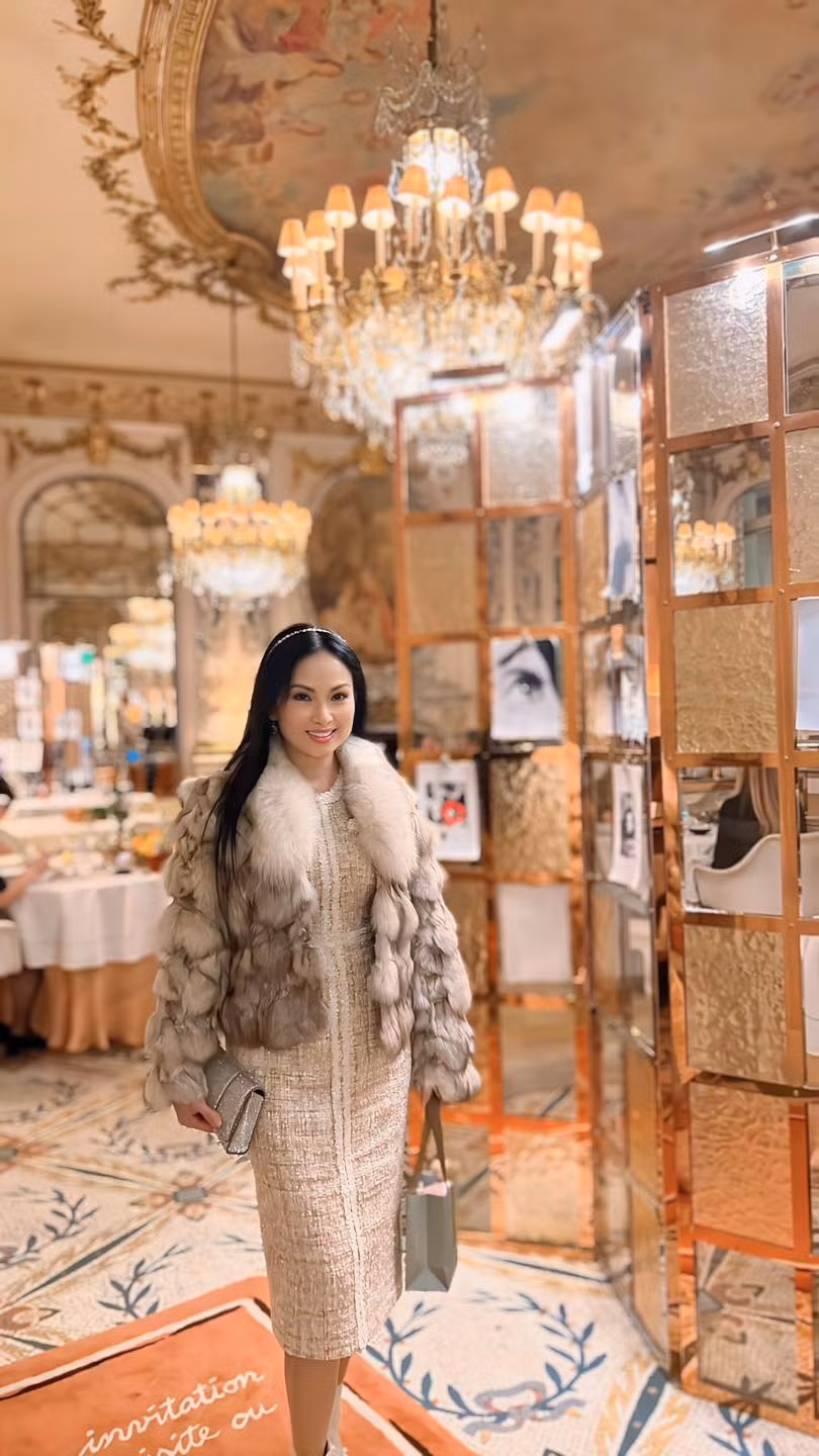 Bên cạnh giọng hát ngọt ngào, vẻ đẹp dịu dàng, em gái Cẩm Ly còn khiến công chúng ngạc nhiên hơn với nhan sắc trẻ trung không tuổi của cô. Ảnh: FB Ha Phuong official