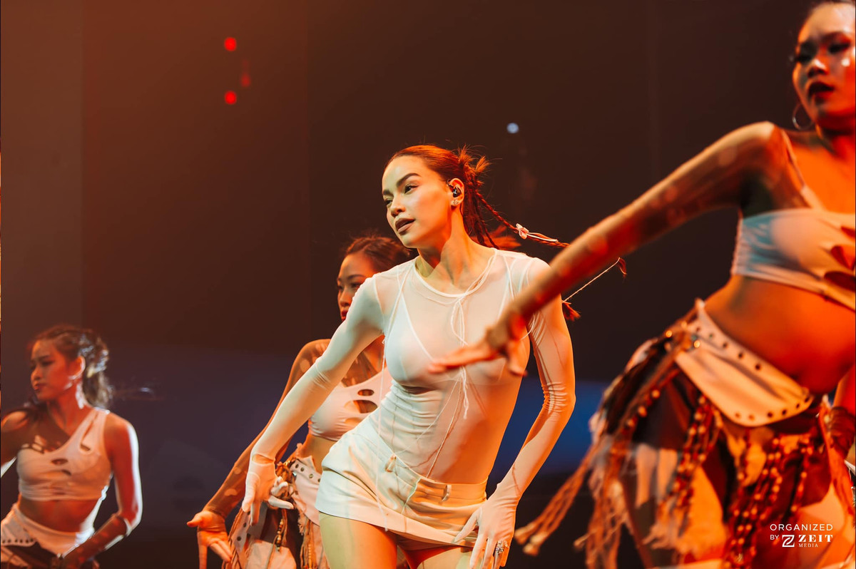 Mỗi khi xuất hiện với trang phục này, nữ ca sĩ đều khiến người hâm mộ không khỏi trầm trồ trước vẻ đẹp gợi cảm và trẻ trung của mình. Ảnh: FB Ho Ngoc Ha