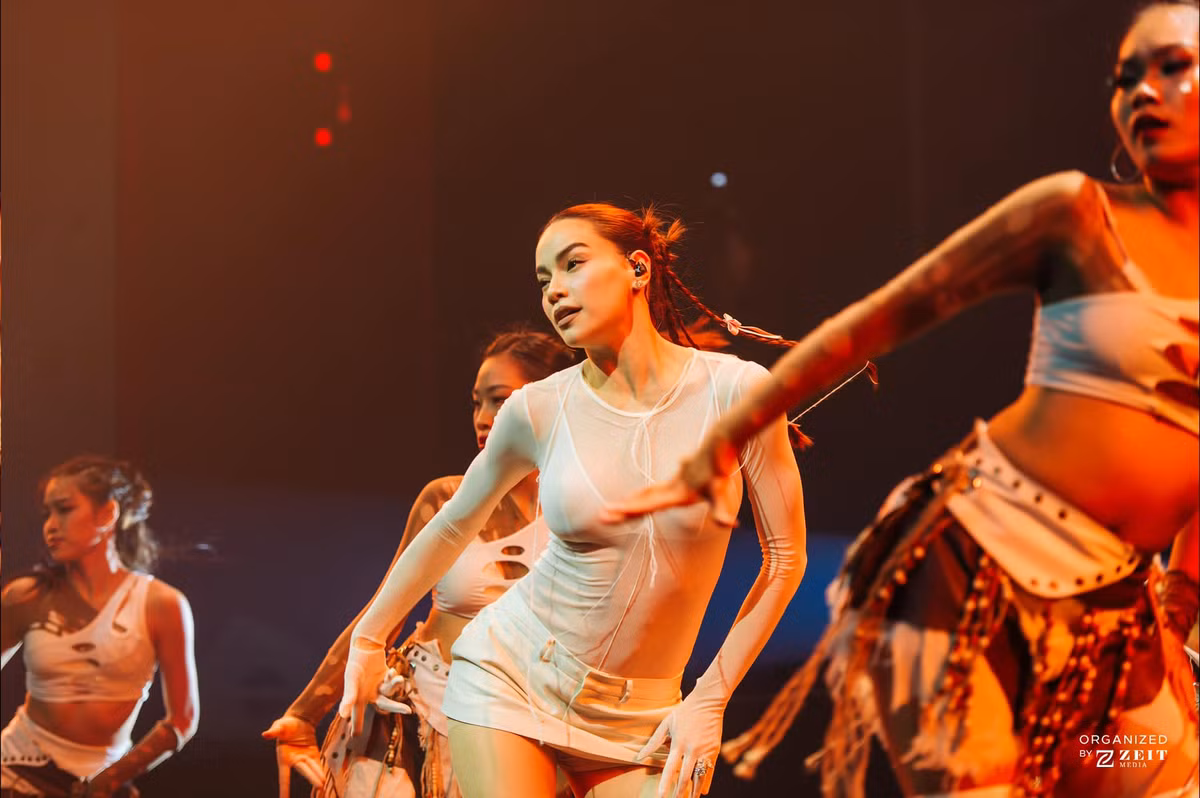 Mỗi khi xuất hiện với trang phục này, nữ ca sĩ đều khiến người hâm mộ không khỏi trầm trồ trước vẻ đẹp gợi cảm và trẻ trung của mình. Ảnh: FB Ho Ngoc Ha