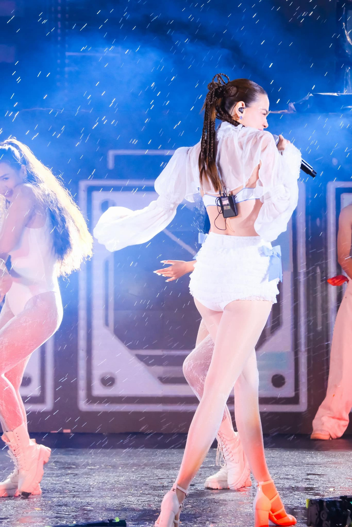 Không ít lần, Hà Hồ diện quần ngắn cũn đến mức phản cảm khi biểu diễn trên sân khấu. Ảnh: FB Ho Ngoc Ha