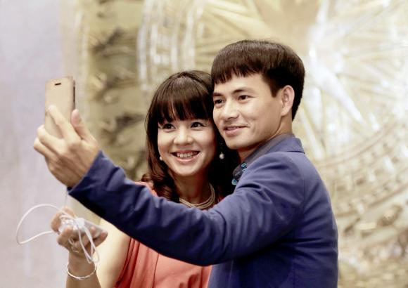 Xuân Bắc đăng ảnh cũ chụp cùng MC Diễm Quỳnh: "Nay có bạn gửi cái ảnh chưa từng nhìn thấy. 2 chị em tôi thật phơi phới tuổi 21, 22. Các cụ thấy sao?".