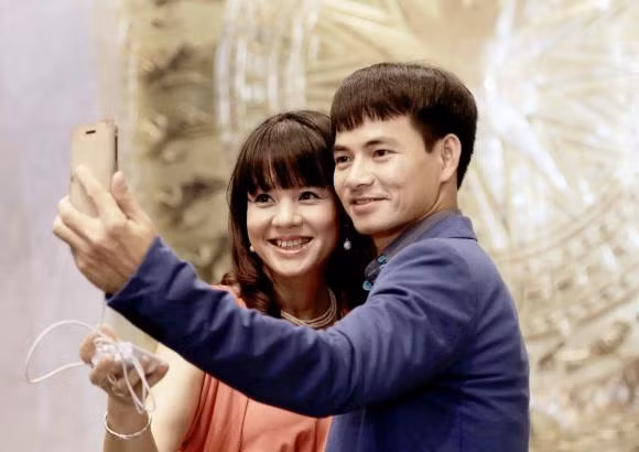 Xuân Bắc đăng ảnh cũ chụp cùng MC Diễm Quỳnh: "Nay có bạn gửi cái ảnh chưa từng nhìn thấy. 2 chị em tôi thật phơi phới tuổi 21, 22. Các cụ thấy sao?".