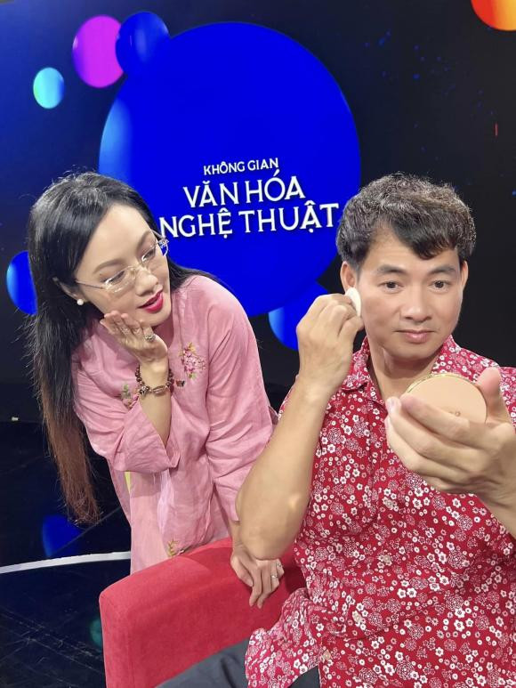 BTV Hoài Anh cũng đăng ảnh mới nhất cùng đàn anh: "Dành nhau hộp phấn mà bất kể tình anh em luôn á anh Nguyễn Xuân Bắc".