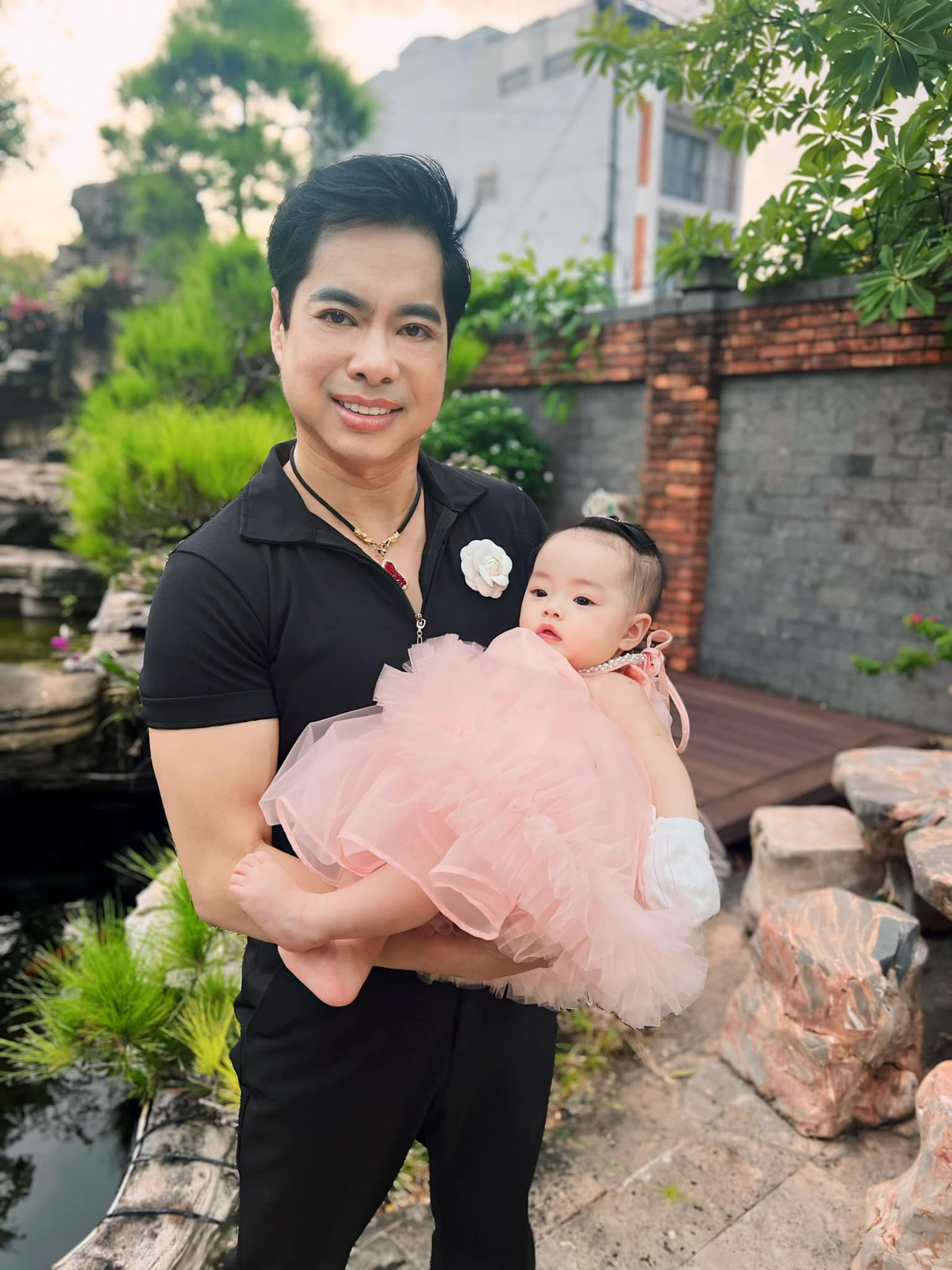 Ca sĩ Ngọc Sơn khoe con gái nuôi mới nhất - bé Khánh Linh. Bé là con của cựu ca sĩ Ngọc Hải, được bác ruột nhận làm con nuôi khi vừa chào đời.