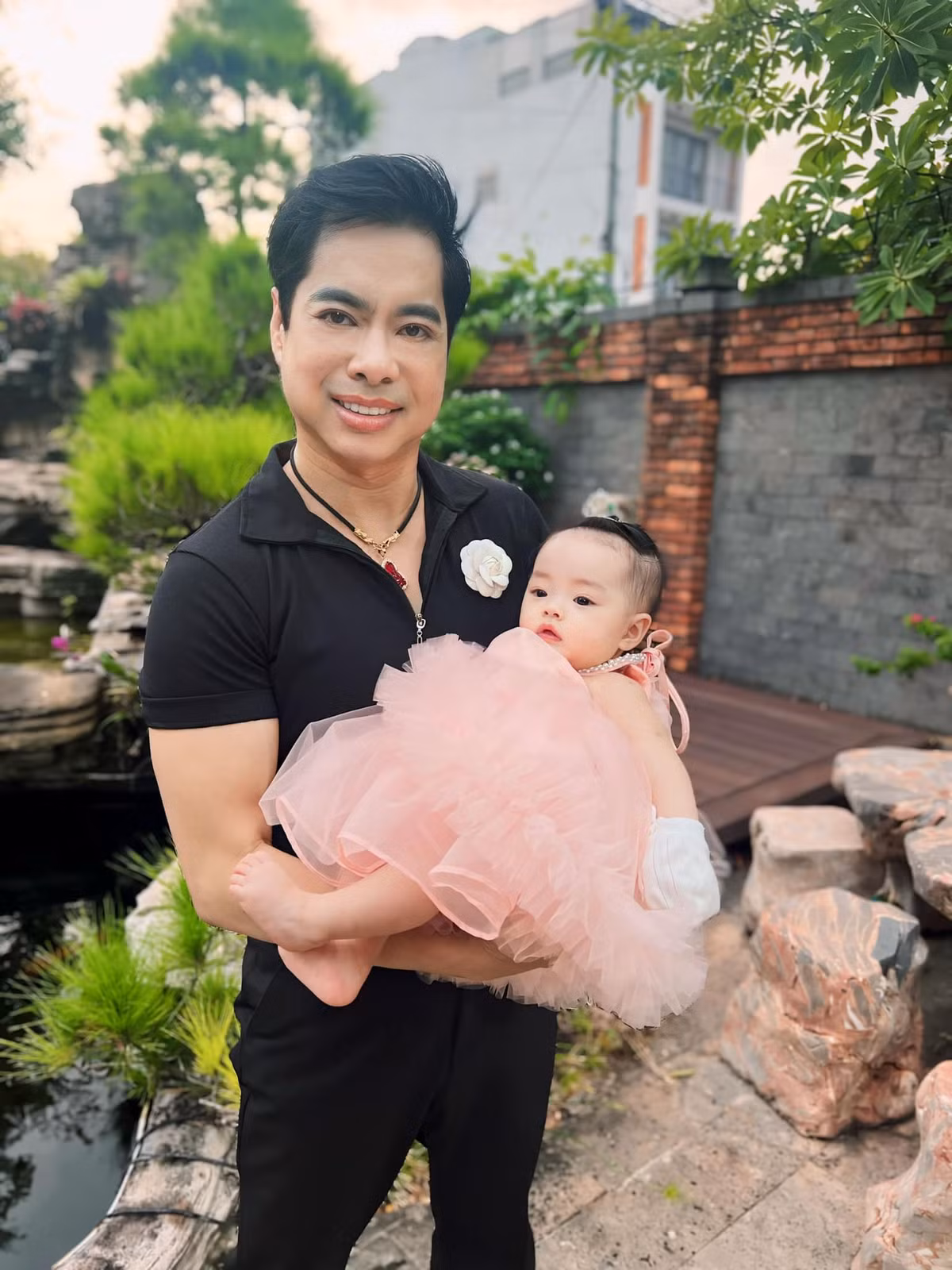 Ca sĩ Ngọc Sơn khoe con gái nuôi mới nhất - bé Khánh Linh. Bé là con của cựu ca sĩ Ngọc Hải, được bác ruột nhận làm con nuôi khi vừa chào đời.