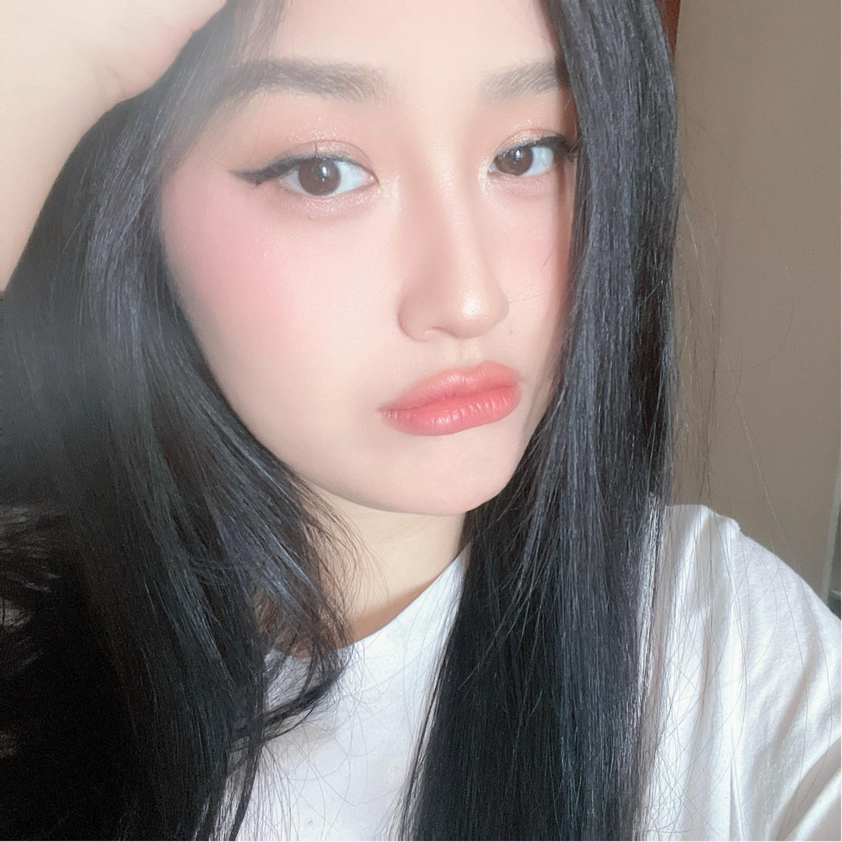 Hoa hậu Mai Phương Thúy "vẽ mắt mèo đủ nhọn để anh yêu em".