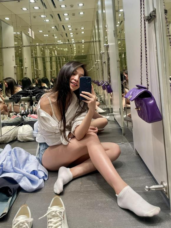 Hiền Thục lên đồ trẻ trung và viết: "Ăn mặc ra sao không thành vấn đề".