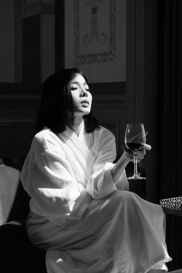 "Sau đổ vỡ, mấy ai đủ tự tin để nhận mình sai? Người ta thường đổ tại cho cả thế giới, chỉ trừ mình ra thôi ... Và rồi nỗ lực khi tất cả đã vô nghĩa, đã muộn màng, đã trở thành quá khứ", Lệ Quyên suy tư.