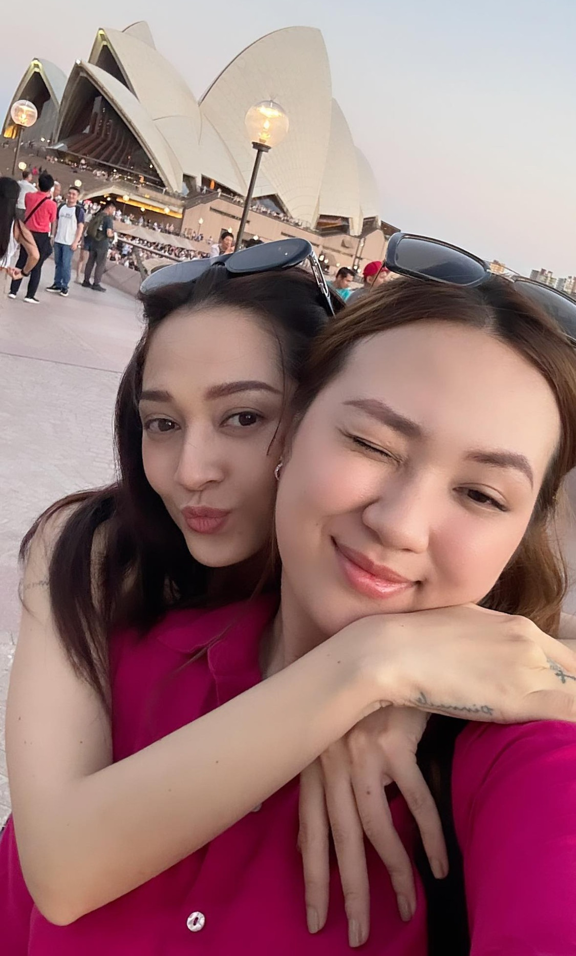 Ca sĩ Bảo Anh và em gái vui chơi tại Australia.