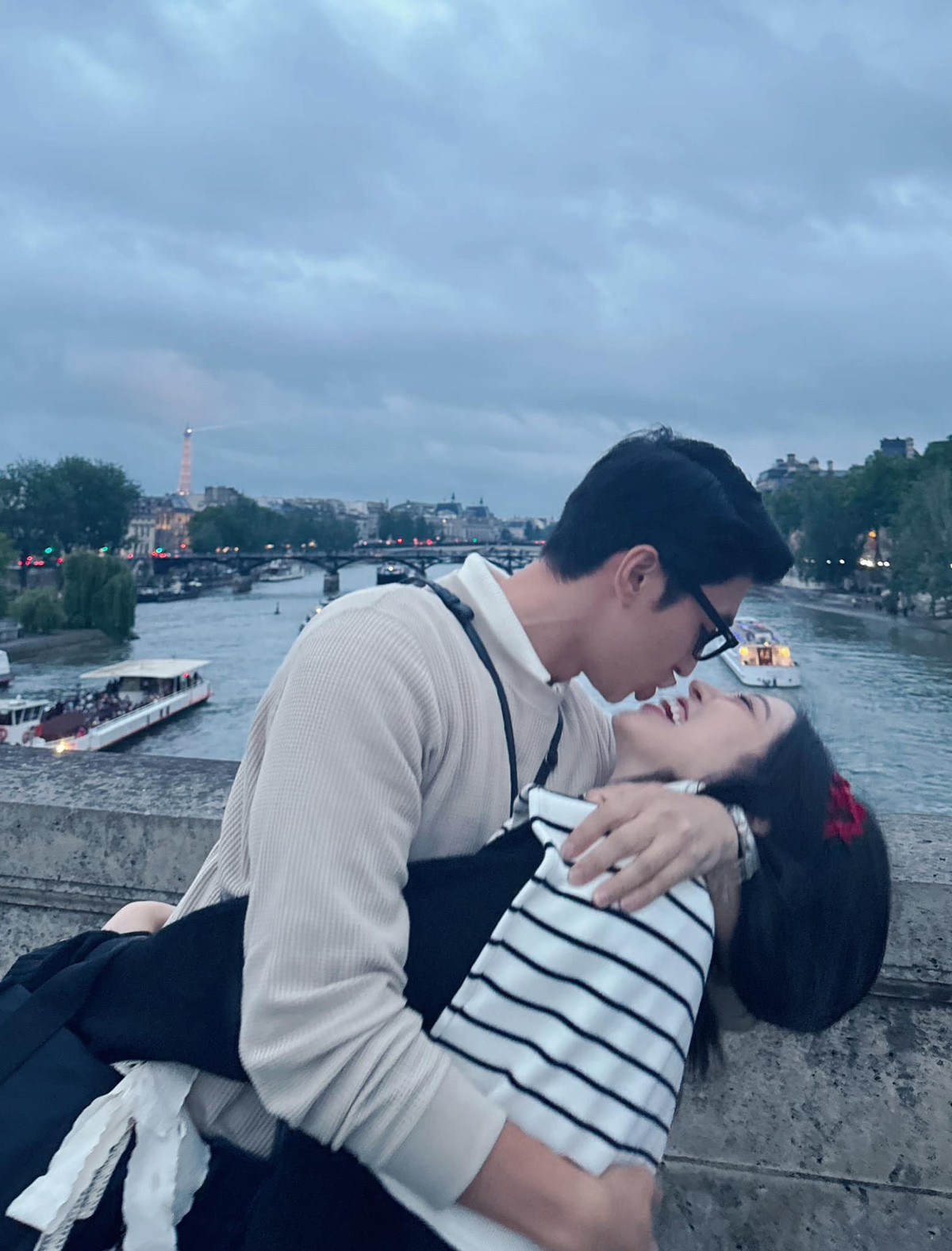 Diễn viên Bình An tạo dáng hài hước với vợ Bùi Phương Nga.