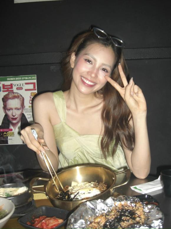  Tin tức sao Việt 7/8: Hoa hậu Tiểu Vy thích thú ăn uống, cô chia sẻ: "Thấy đồ ăn là cười tít cả mắt". Ảnh: FB Trần Tiểu Vy