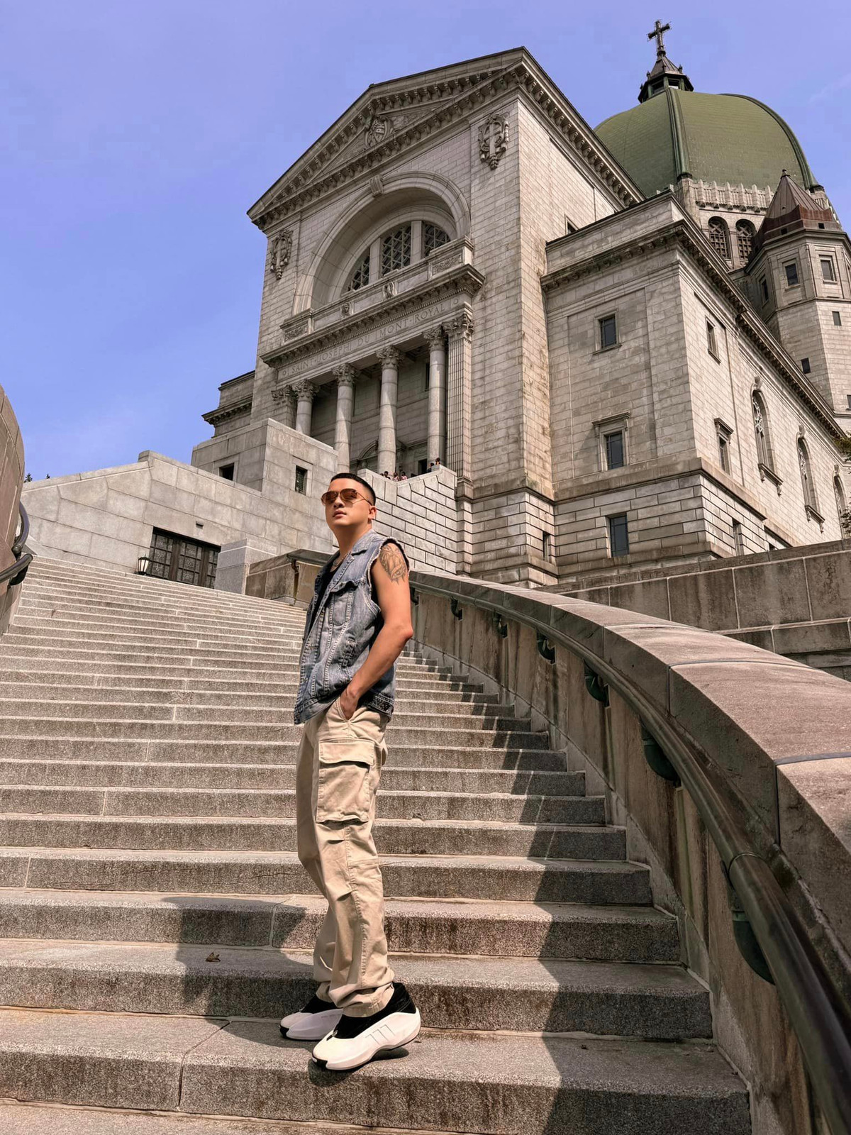 Cao Thái Sơn đi lưu diễn: "Hello Canada! Sơn đã tới rồi. Trai đẹp xinh tươi ngoan yêu của mọi người đây". Ảnh: FB Cao Thái Sơn