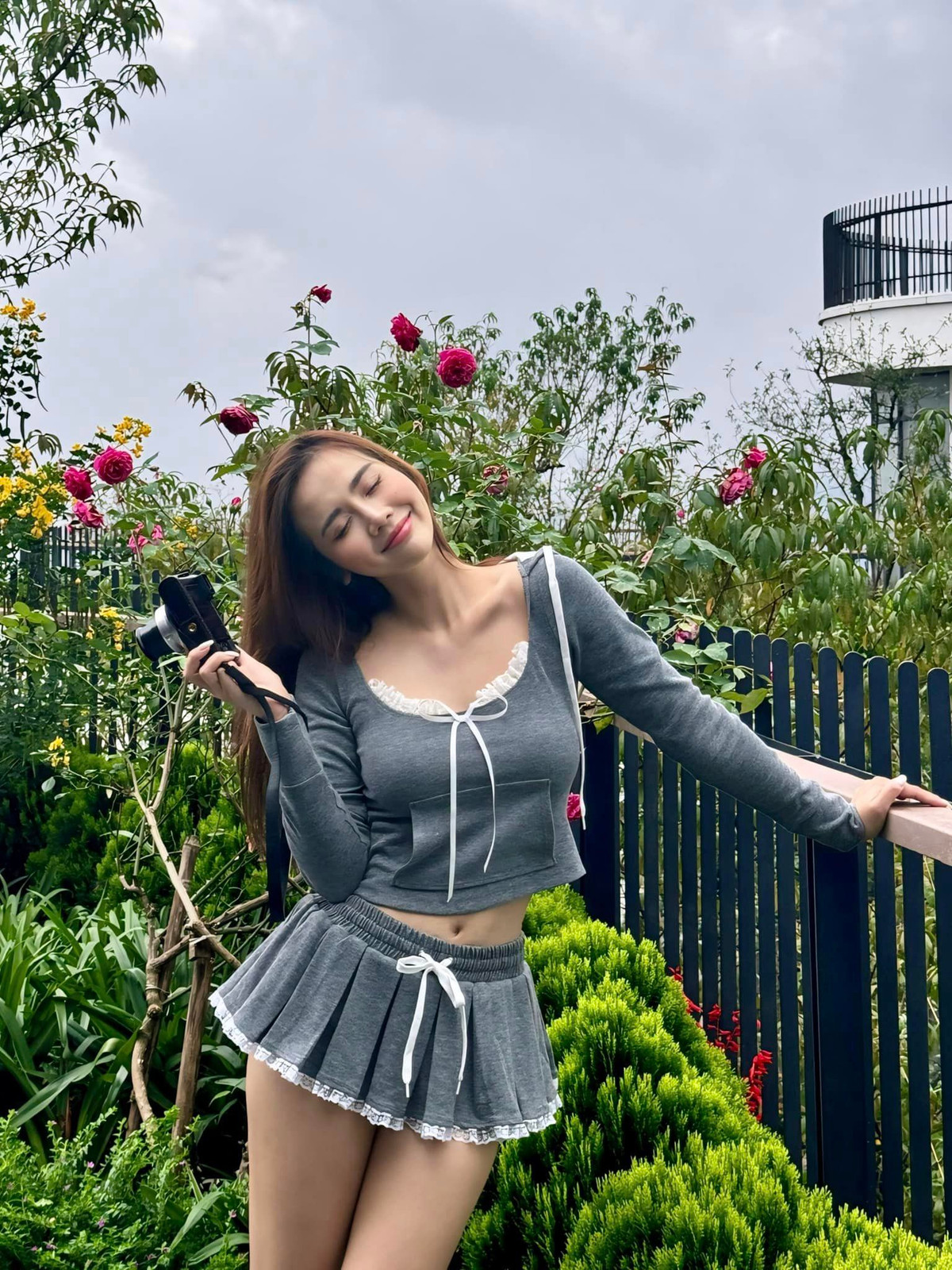 Huyền Lizzie lên đồ du lịch: "Chẳng cần nghiêng nước nghiêng thành. Chỉ cần nghiêng đúng góc xinh là ngừng". Ảnh: FB Phan Minh Huyền