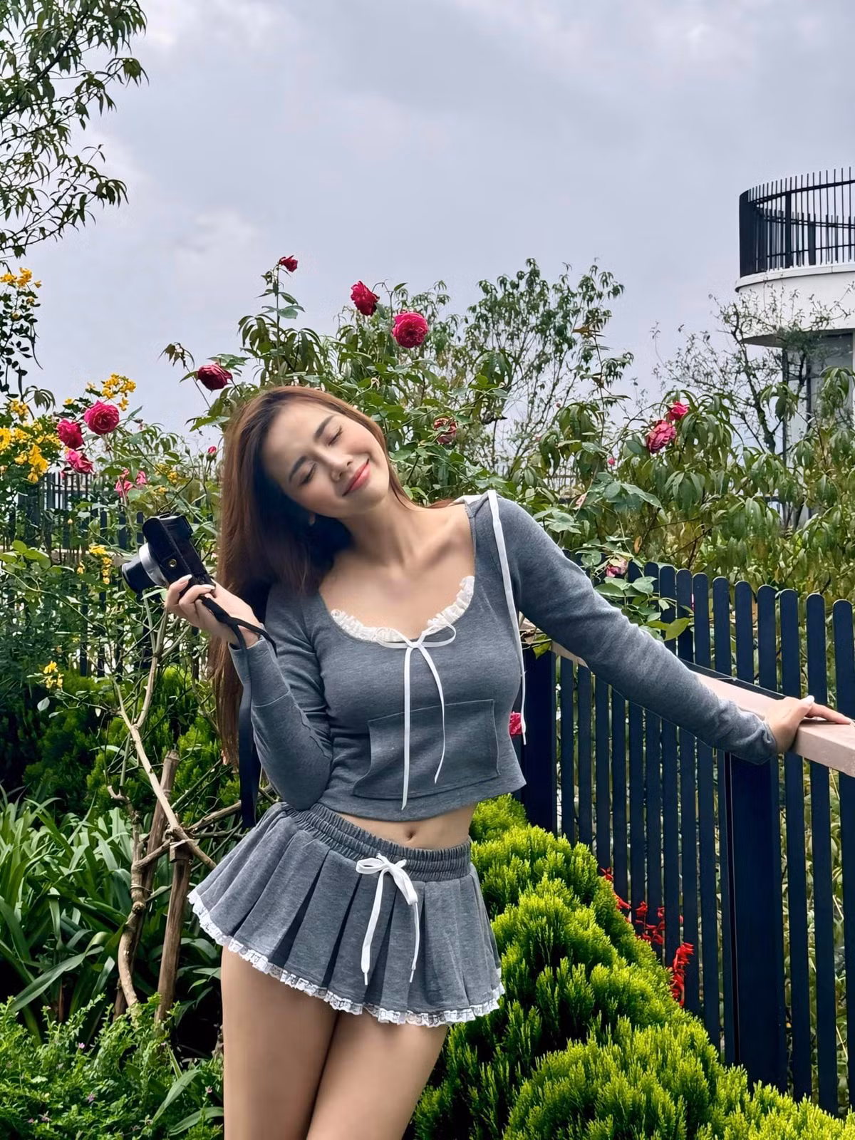 Huyền Lizzie lên đồ du lịch: "Chẳng cần nghiêng nước nghiêng thành. Chỉ cần nghiêng đúng góc xinh là ngừng". Ảnh: FB Phan Minh Huyền