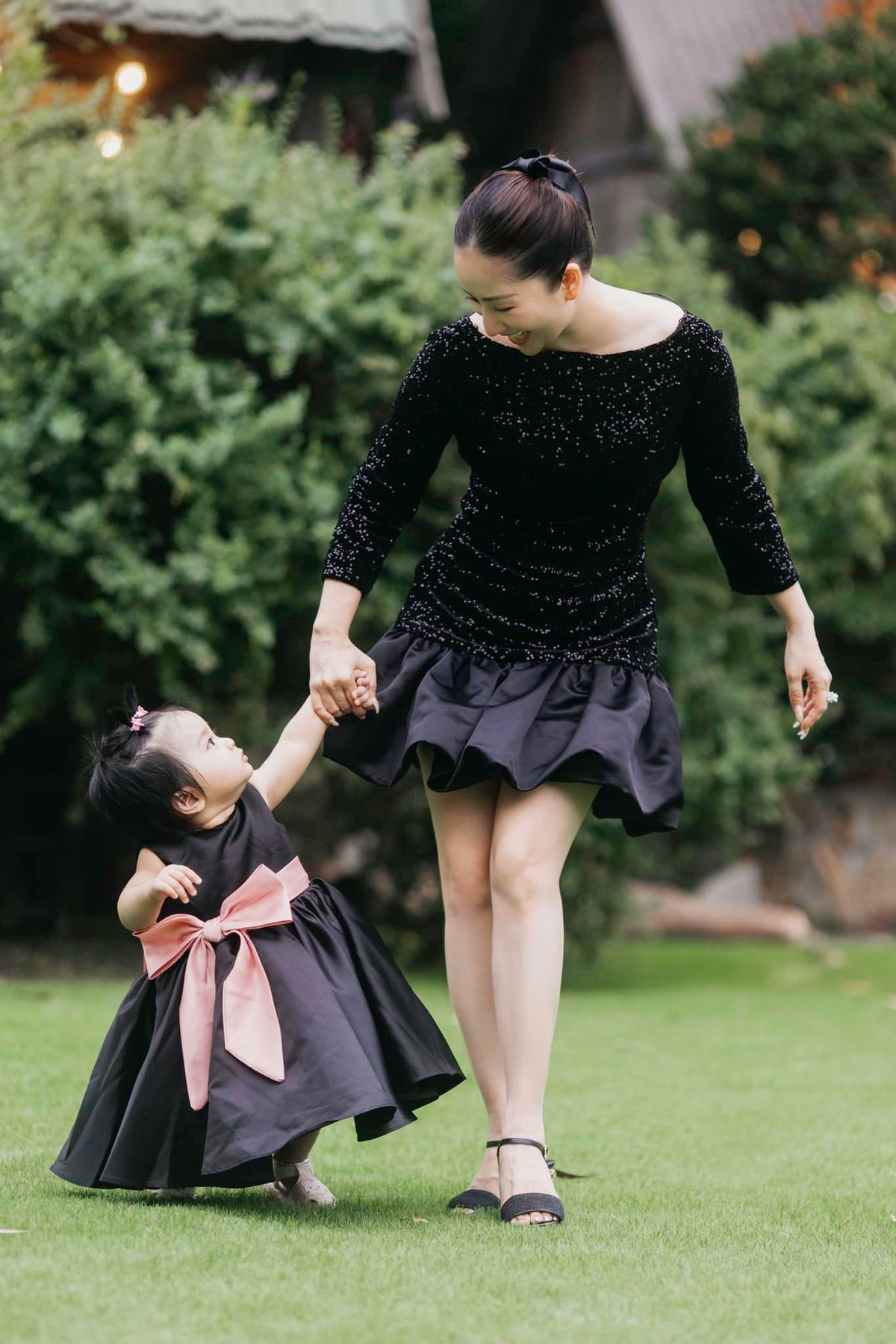 Bà xã Phan Hiển chăm chỉ tập luyện, ăn uống khoa học để vừa xuống cân an toàn, vừa đảm bảo sức khoẻ để chăm con. Ảnh: FB Khanh Thi Phan Hien