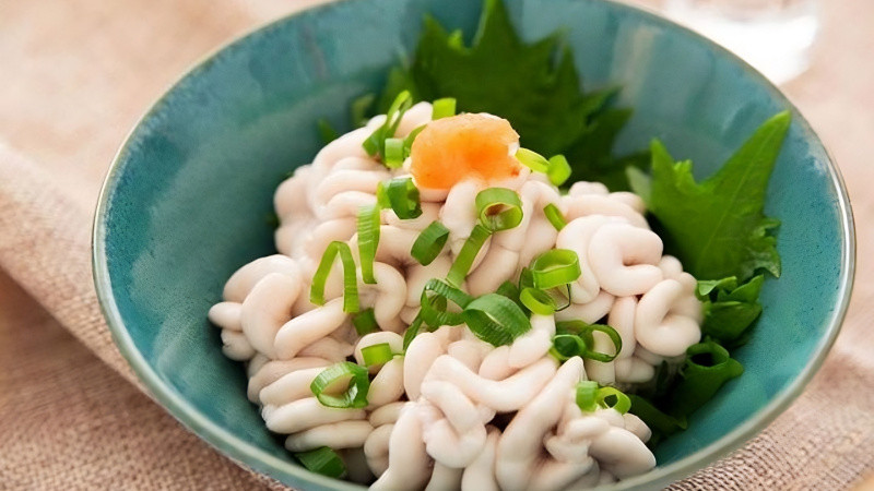 Trước đây, tinh hoàn cá từng bị xem là phế phẩm. Tuy nhiên, sau này con người đã học được cách làm sạch và chế biến tinh hoàn cá trở thành một món ăn vừa thơm ngon, vừa nhiều chất dinh dưỡng.