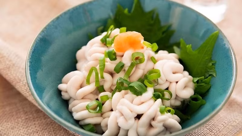 Trước đây, tinh hoàn cá từng bị xem là phế phẩm. Tuy nhiên, sau này con người đã học được cách làm sạch và chế biến tinh hoàn cá trở thành một món ăn vừa thơm ngon, vừa nhiều chất dinh dưỡng.