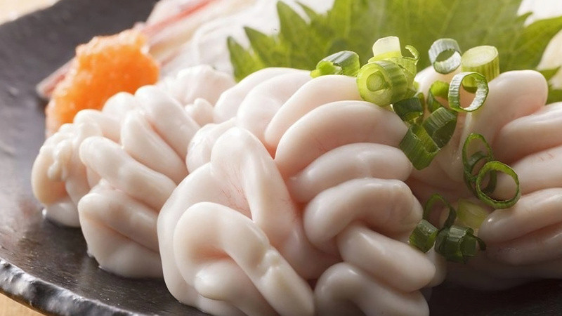 Tuy nhiên, do nguyên liệu khan hiếm và quy trình chế biến cầu kỳ, Shirako có giá thành khá cao, dao động từ vài triệu đến vài chục triệu đồng một kg. Mặc dù vậy, Shirako vẫn luôn được săn lùng bởi những người sành ăn và tin tưởng vào tác dụng "thần dược" của nó.