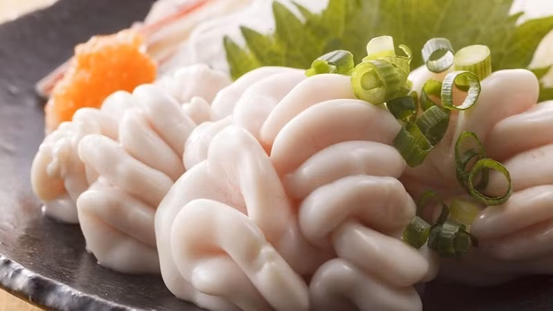 Tuy nhiên, do nguyên liệu khan hiếm và quy trình chế biến cầu kỳ, Shirako có giá thành khá cao, dao động từ vài triệu đến vài chục triệu đồng một kg. Mặc dù vậy, Shirako vẫn luôn được săn lùng bởi những người sành ăn và tin tưởng vào tác dụng "thần dược" của nó.