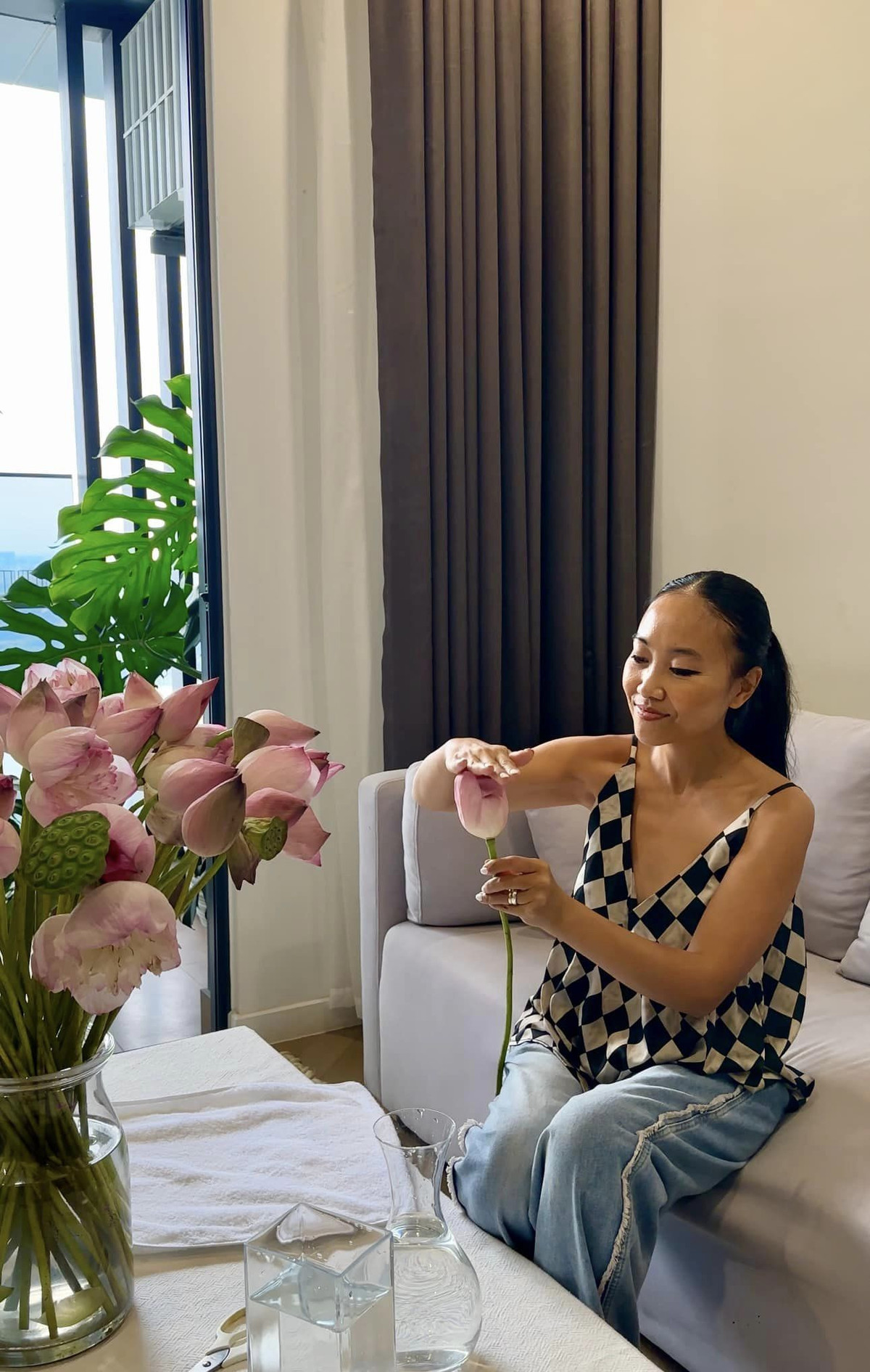 Đoan Trang tập cắm hoa sen.