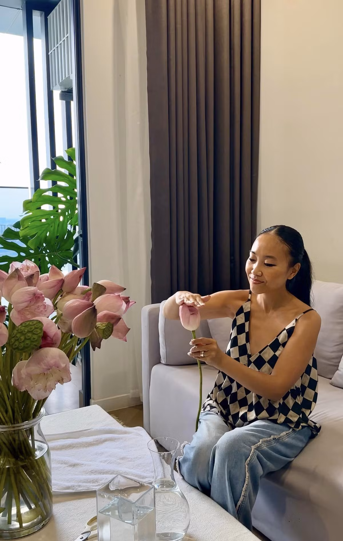 Đoan Trang tập cắm hoa sen.