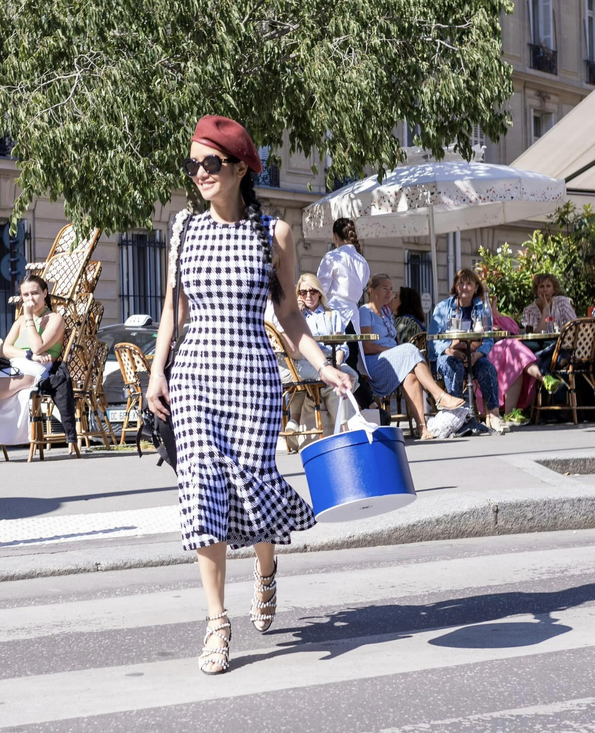 Diva Hồng Nhung ở tuổi 54 khoe vòng eo nhiều người mê mẩn.