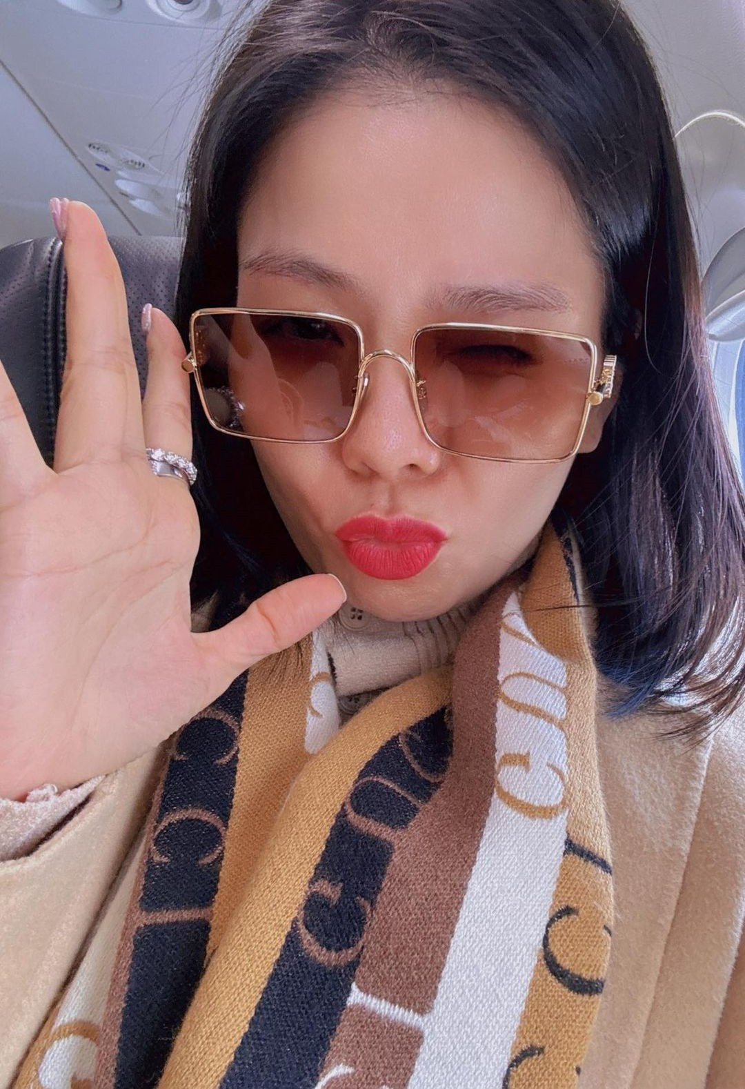 Ca sĩ Lệ Quyên diện hàng hiệu đi diễn.