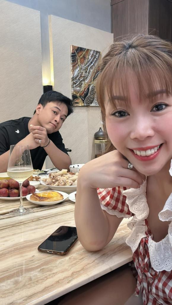 "Hôm nay các công chúa đi chơi chưa về, phụ huynh bày vẽ bữa nhậu bất ổn. Tây ta lẫn lộn, rượu vang, bánh ngọt cũng cho đi kèm cơm canh cà pháo hết. Quan trọng là thấy vui mà ngon nha', vợ chồng Hồng Đăng hâm nóng tình cảm.