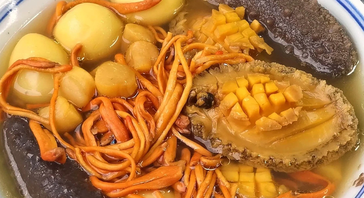 Mỗi nguyên liệu của món ăn tên lạ này đều mang hương vị và giá trị dinh dưỡng riêng biệt, hòa quyện tạo nên tổng thể hoàn hảo, kích thích vị giác thực khách.