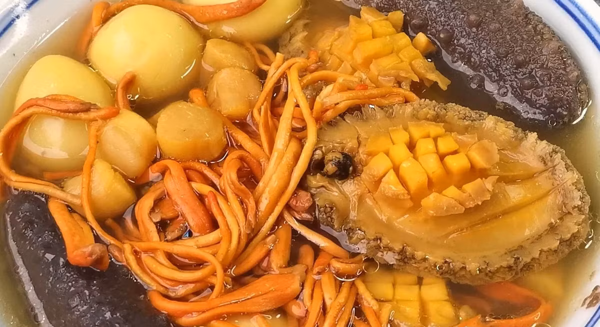 Mỗi nguyên liệu của món ăn tên lạ này đều mang hương vị và giá trị dinh dưỡng riêng biệt, hòa quyện tạo nên tổng thể hoàn hảo, kích thích vị giác thực khách.