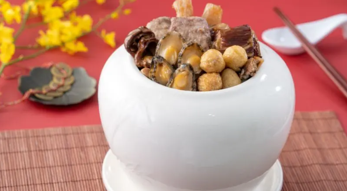 Để tạo nên món Phật nhảy tường hoàn hảo, người đầu bếp cần nấu trong nhiều giờ liền ở lửa nhỏ, tỉ mỉ hầm nguyên liệu trong nồi đất.