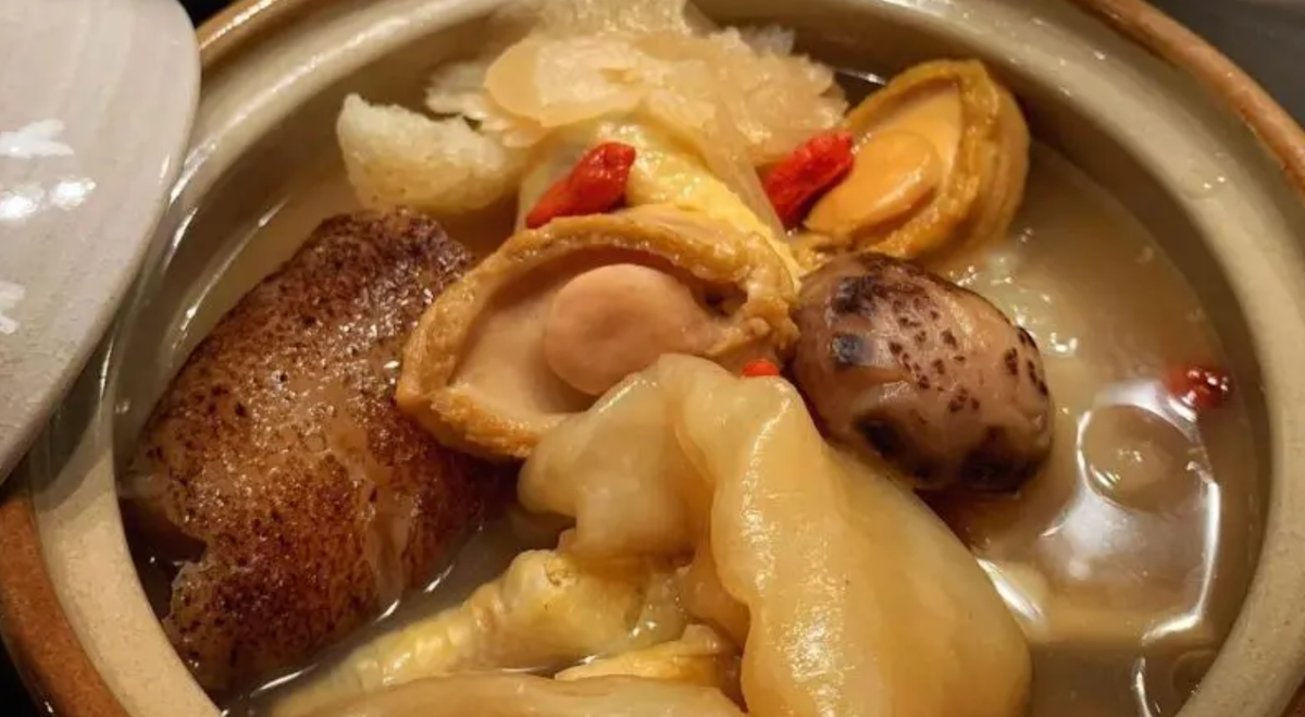 Xưa kia, món ăn này chỉ dành cho những gia đình quý tộc giàu có, thường ăn vào dịp mùa đông trời lạnh vì tính bổ dưỡng, tránh cơ thể bị khí lạnh xâm nhập.