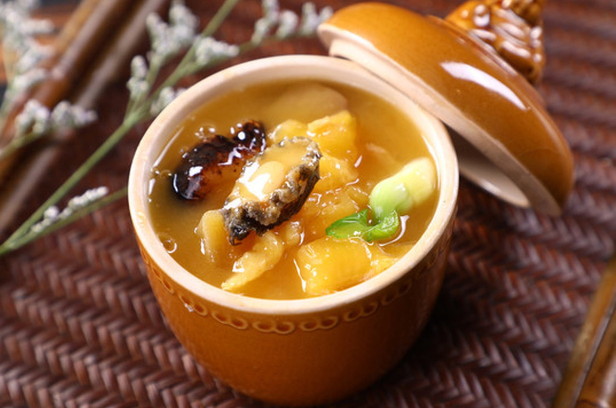 Điểm đặc biệt thu hút của Phật nhảy tường nằm ở cách chế biến cầu kỳ. Để có được món súp thơm ngon, đầy đủ hương vị, người đầu bếp cần trải qua nhiều công đoạn tỉ mỉ, đòi hỏi sự kiên nhẫn và kỹ thuật cao siêu.