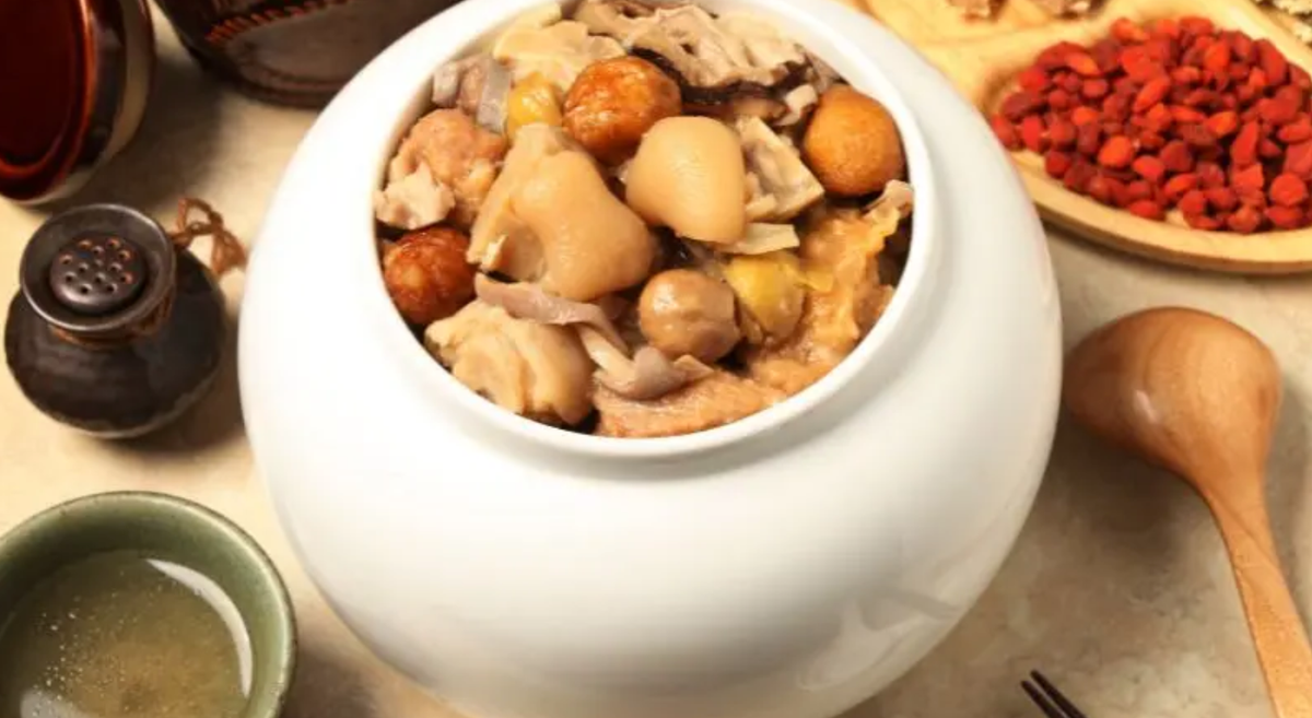 Nước dùng chứa các loại thảo mộc, tạo nên vị ngọt thanh và đậm đà, lưu giữ trọn vẹn dưỡng chất từ các nguyên liệu.