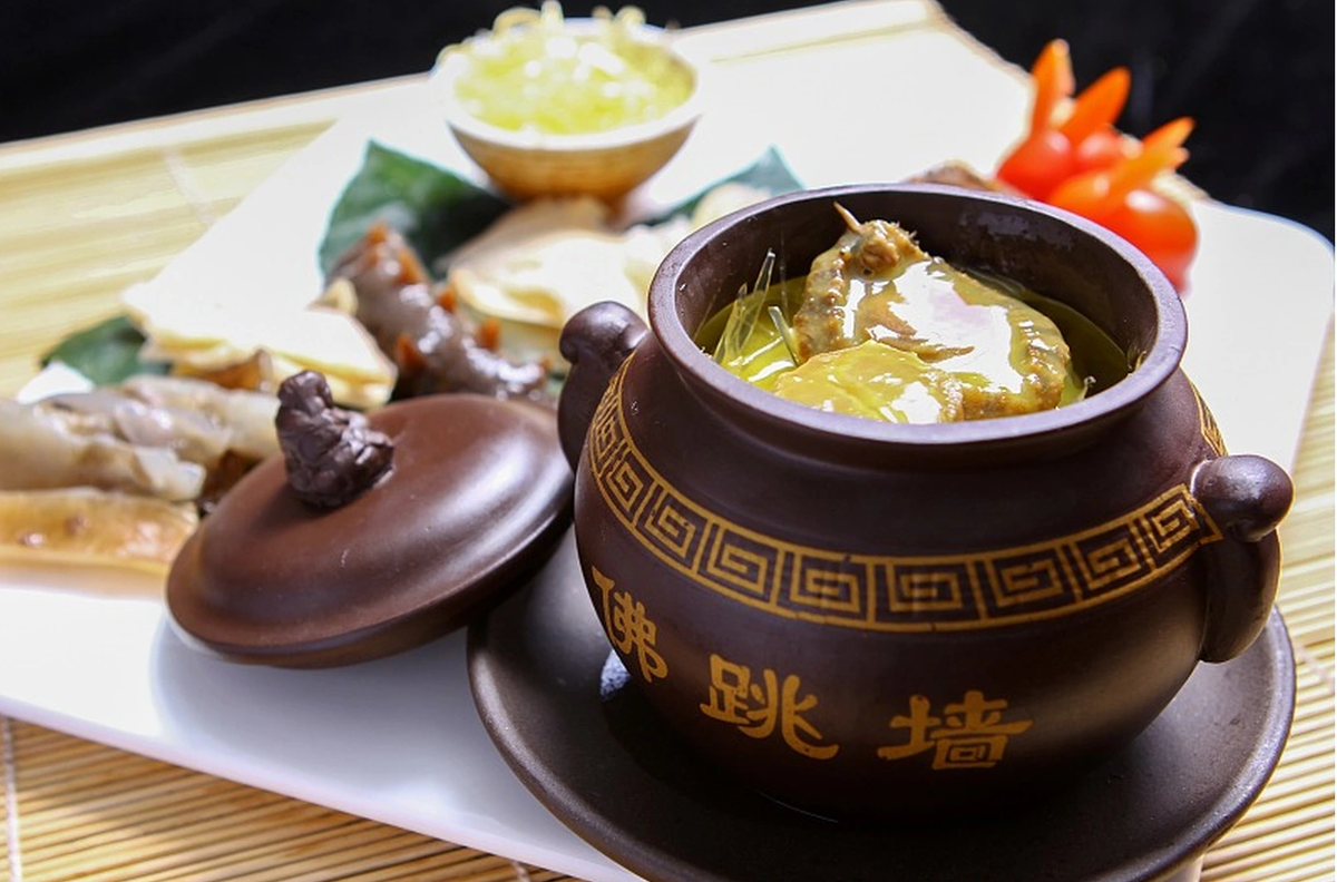 Xuất xứ từ Phúc Kiến, Trung Quốc, Phật nhảy tường là món súp đặc biệt được chế biến từ khoảng 20 nguyên liệu quý hiếm như: Bào ngư, vi cá mập, hải sâm, bong bóng cá, gân nai, nấm đông cô,...