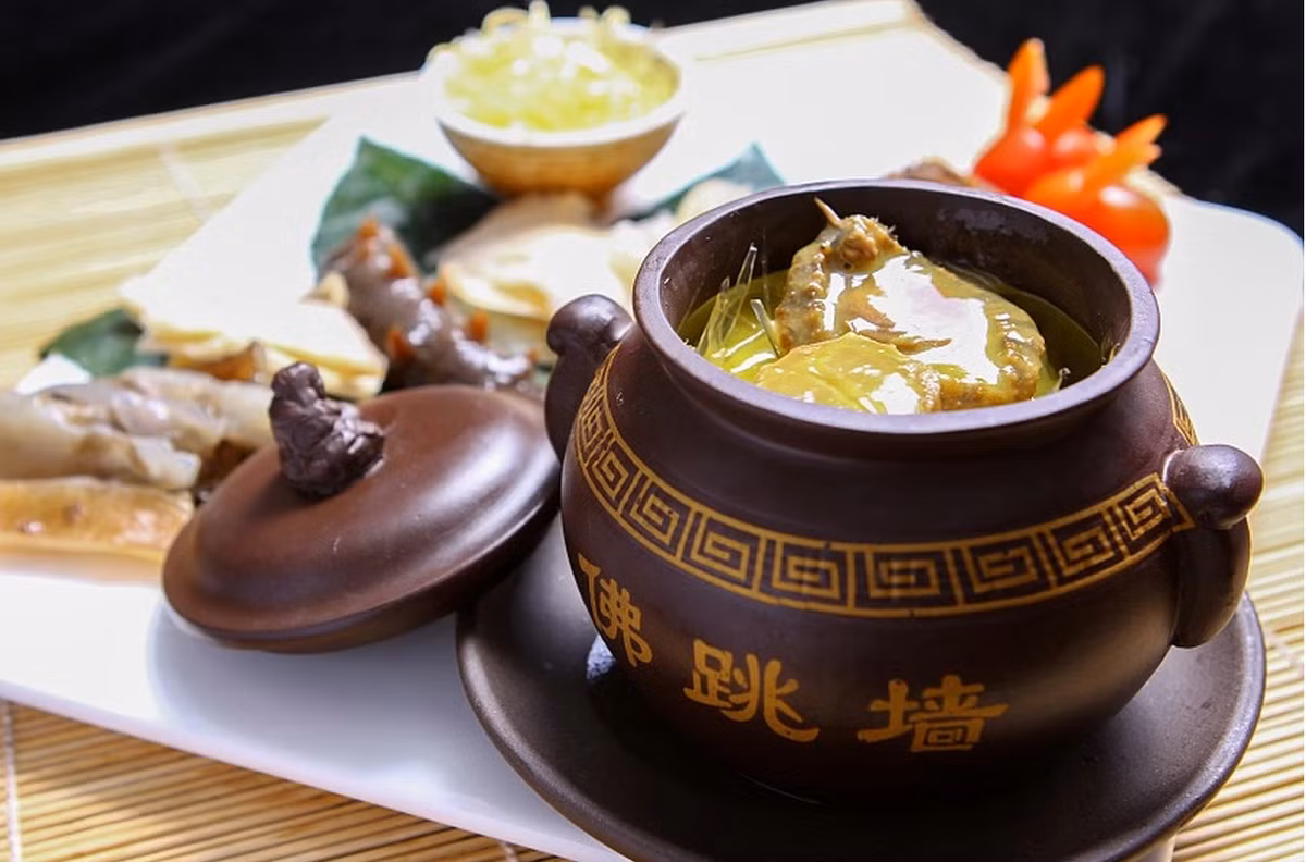 Xuất xứ từ Phúc Kiến, Trung Quốc, Phật nhảy tường là món súp đặc biệt được chế biến từ khoảng 20 nguyên liệu quý hiếm như: Bào ngư, vi cá mập, hải sâm, bong bóng cá, gân nai, nấm đông cô,...