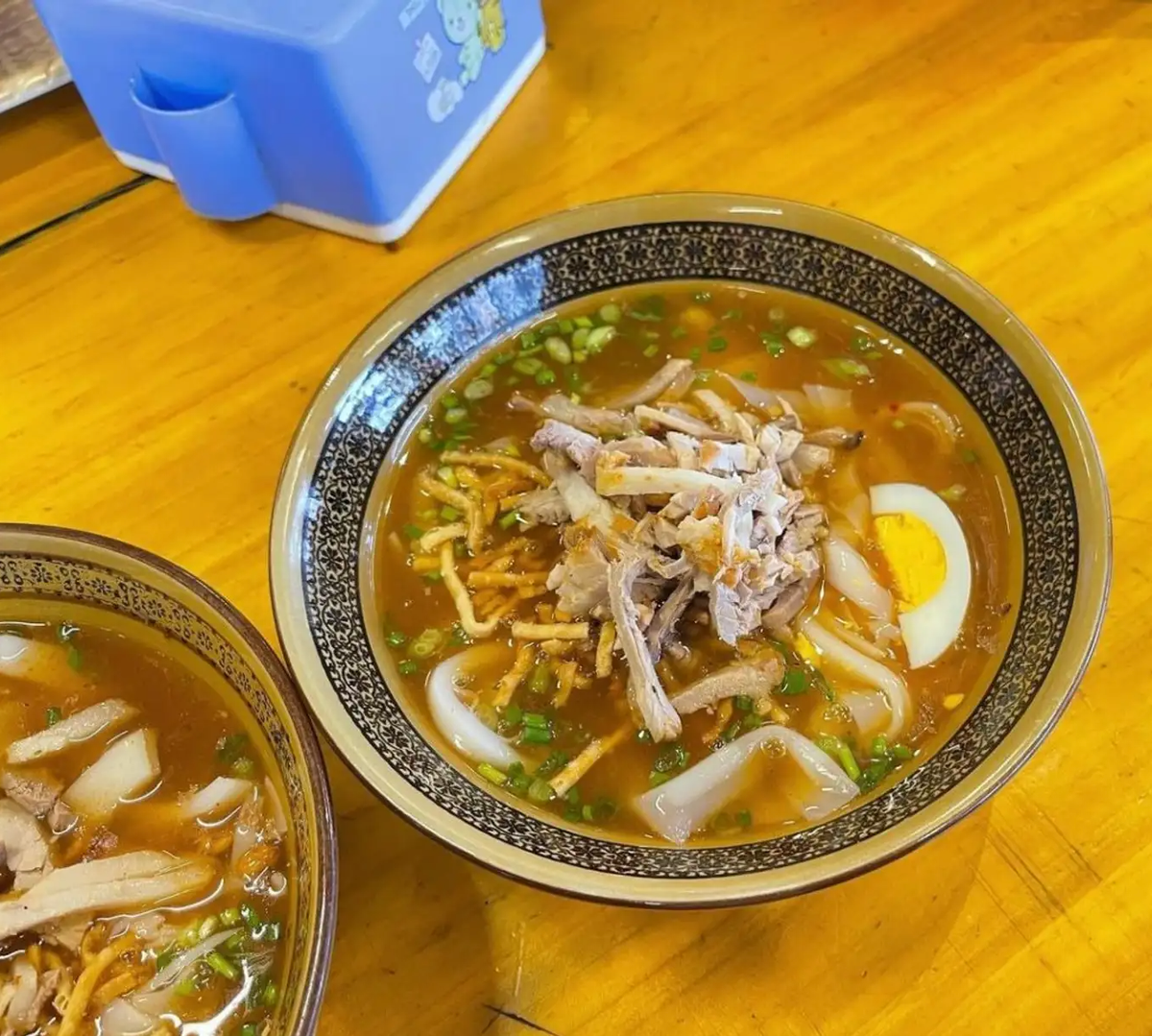 Top những đặc sản Sa Pa nổi tiếng chắc chắn không thể thiếu món Cốn Sủi. Món ăn này có phần nước sốt đặc trưng sền sệt, nêm nếm vừa ăn và có mùi thơm cuốn hút. Phía trên sẽ được rắc một lớp củ rong hoặc khoai lang giòn, kết hợp với thịt heo, thịt bò thái sợi, ½ quả trứng luộc, tiêu và đậu phộng.