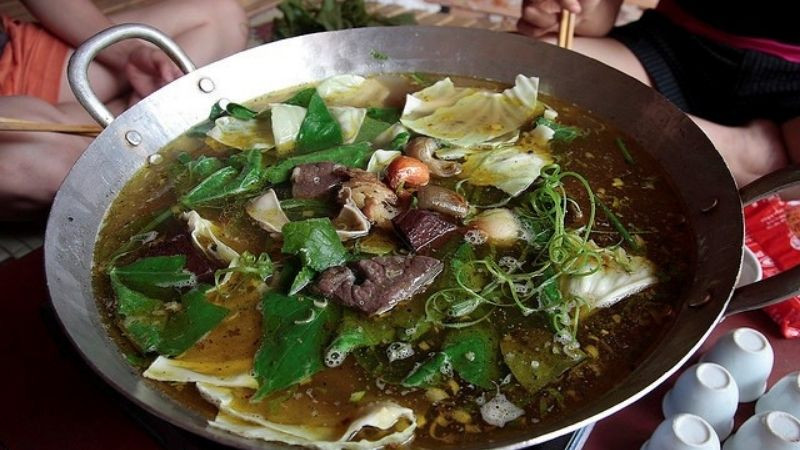 Thắng cố là một món ăn đặc sản của người H'mông, có nguồn gốc từ Vân Nam (Trung Quốc). Món ăn được nấu từ thịt ngựa cùng một số gia vị đặc trưng khác.