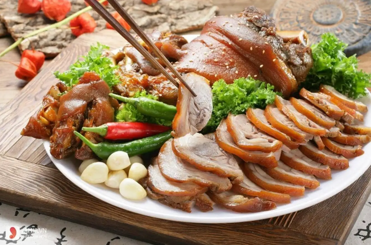 Thịt lợn cắp nách sẽ là lựa chọn tuyệt vời cho du khách khi đi du lịch Sa Pa. Lợn mặc dù có kích thước nhỏ nhưng lại có hương vị thơm ngon, lớp da vàng rụm, giòn tan, cùng phần thịt thơm lừng và không hề gây ngán.