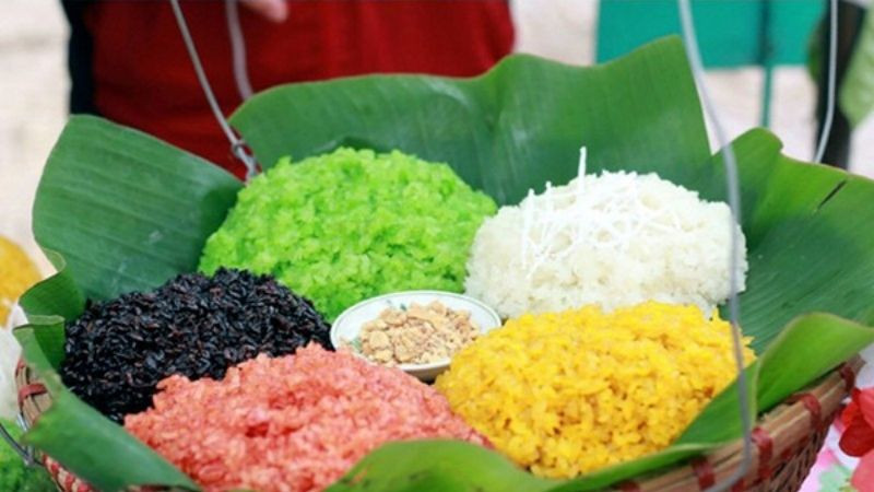 Xôi ngũ sắc cũng là món ăn nhiều người yêu thích. Loại xôi này có 5 màu: đỏ, vàng, xanh, tím và trắng, tượng trưng cho năm yếu tố kim, mộc, thủy, hỏa, thổ.