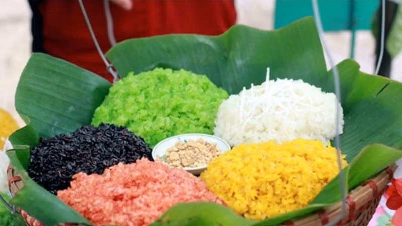 Xôi ngũ sắc cũng là món ăn nhiều người yêu thích. Loại xôi này có 5 màu: đỏ, vàng, xanh, tím và trắng, tượng trưng cho năm yếu tố kim, mộc, thủy, hỏa, thổ.