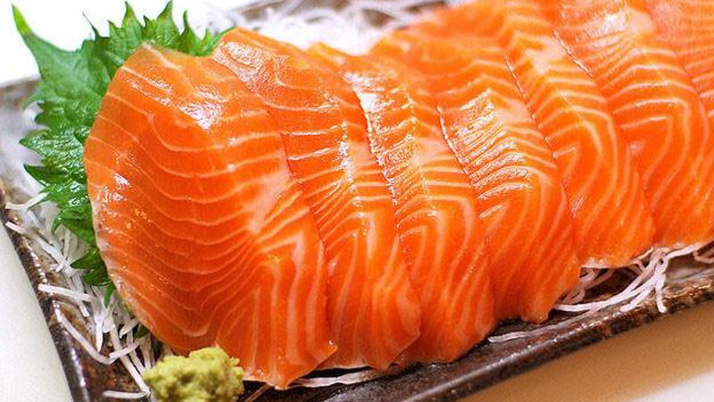 Món cá hồi cũng là đặc sản Sa Pa nổi tiếng được du khách lựa chọn thưởng thức. Khác với những loại cá hồi ở vùng khác hoặc nhập khẩu, cá hồi tại Sa Pa có các thớ thịt chắc chắn, tươi ngon và ngòn ngọt, cá không có mỡ, vị mềm, béo rất riêng.